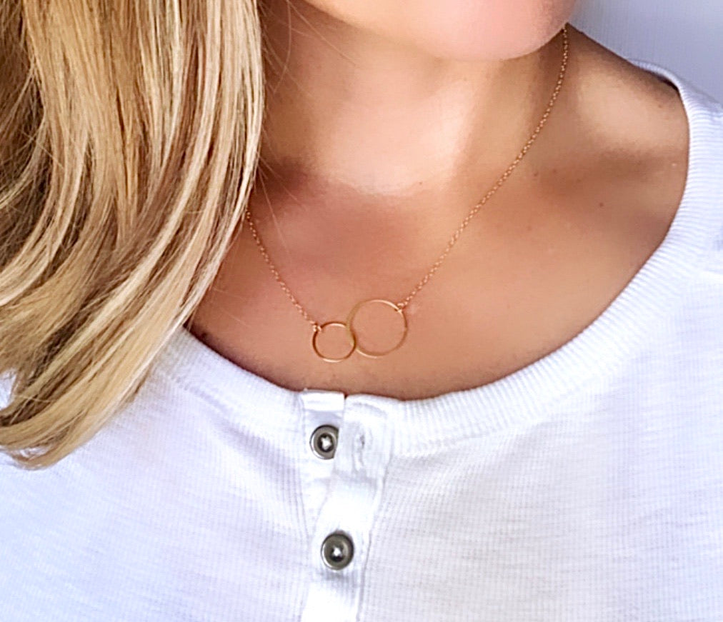 Gold Double Linked Interlocking Circles Necklace